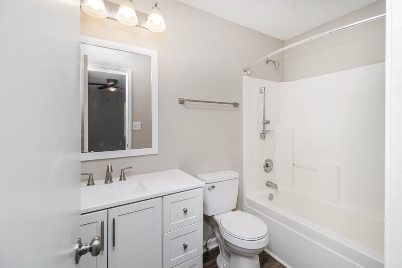 1,800/Mo, 113 Daventry Pl Mooresville, NC 28117 Main Bathroom View