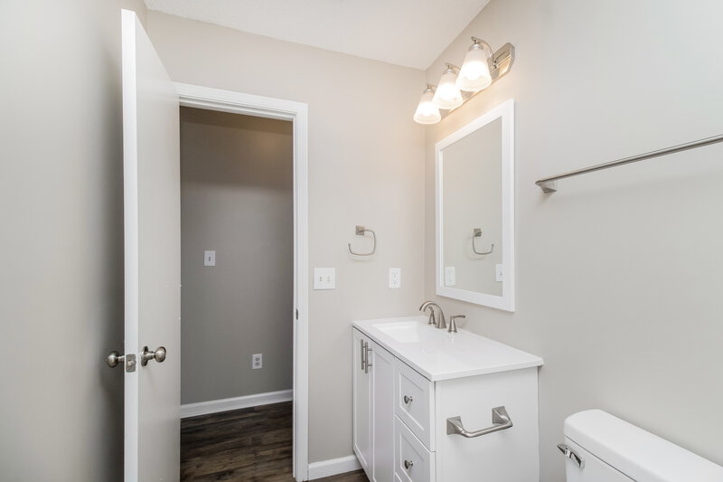1,800/Mo, 113 Daventry Pl Mooresville, NC 28117 Bathroom View 2