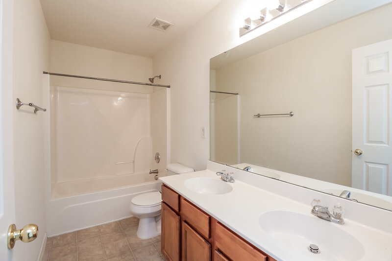 1,930/Mo, 8238 Escaflowne Ave Charlotte, NC 28216 Bathroom View