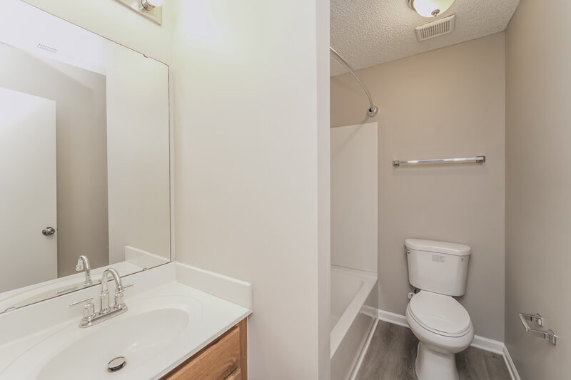 1,875/Mo, 10425 Katie Creek Ct Charlotte, NC 28213 Main Bathroom View