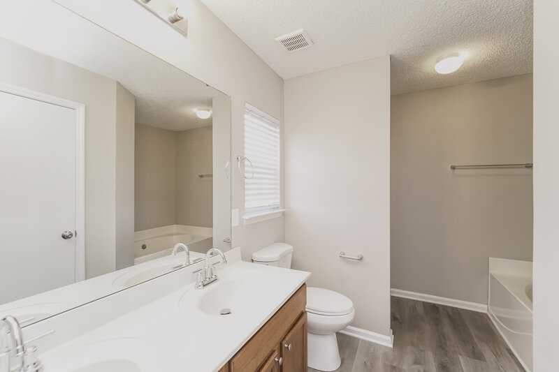 1,875/Mo, 10425 Katie Creek Ct Charlotte, NC 28213 Bathroom View