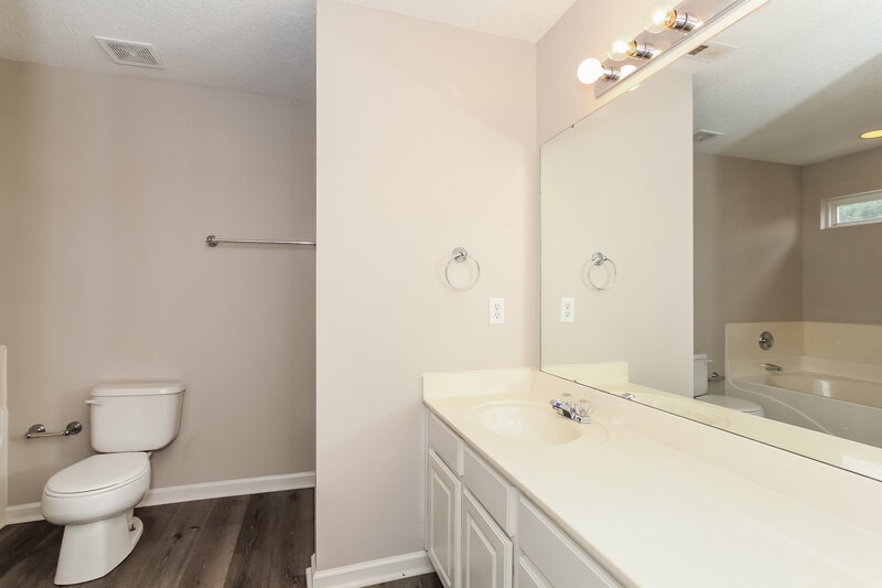 1,865/Mo, 6133 Goldenfield Dr Charlotte, NC 28269 Main Bathroom View