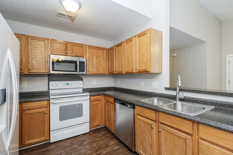 1,940/Mo, 15123 Dehavilland Dr Charlotte, NC 28278 Kitchen View