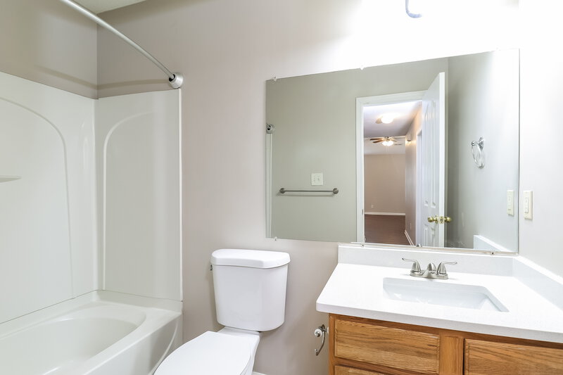 1,940/Mo, 15123 Dehavilland Dr Charlotte, NC 28278 Main Bathroom View