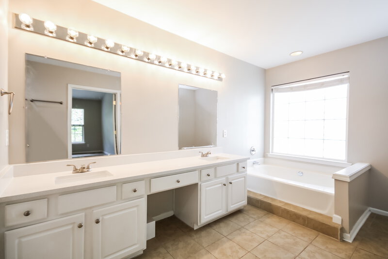 2,300/Mo, 8909 Lyleton Ln Charlotte, NC 28269 Main Bathroom View