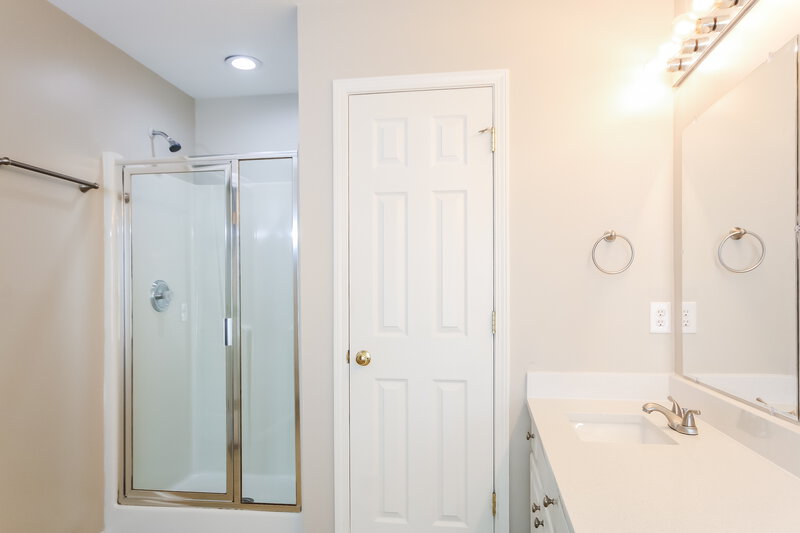 2,300/Mo, 8909 Lyleton Ln Charlotte, NC 28269 Main Bathroom View 2