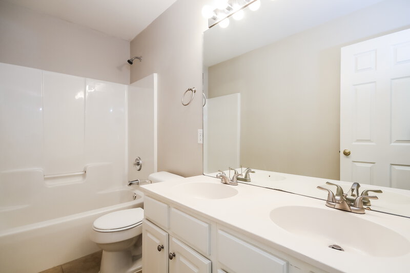 2,300/Mo, 8909 Lyleton Ln Charlotte, NC 28269 Bathroom View