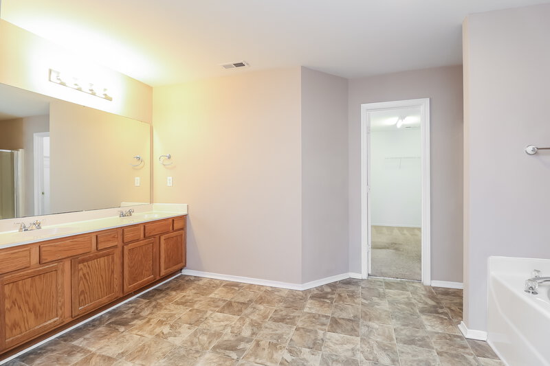 2,600/Mo, 11009 Dry Stone Dr Huntersville, NC 28078 Main Bathroom View