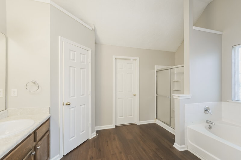 2,360/Mo, 4902 Eagle Creek Dr Charlotte, NC 28269 Main Bathroom View