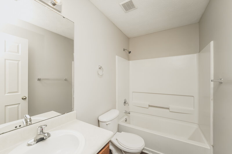 2,360/Mo, 4902 Eagle Creek Dr Charlotte, NC 28269 Bathroom View