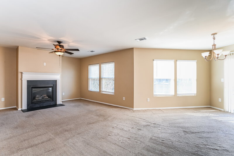 2,140/Mo, 6329 Highland Commons Rd Charlotte, NC 28269 Living Room View 2