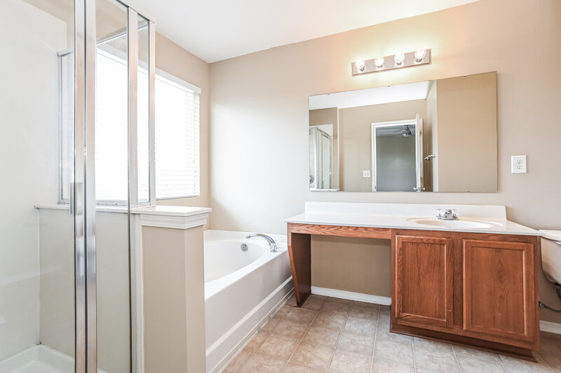 2,140/Mo, 6329 Highland Commons Rd Charlotte, NC 28269 Main Bathroom View