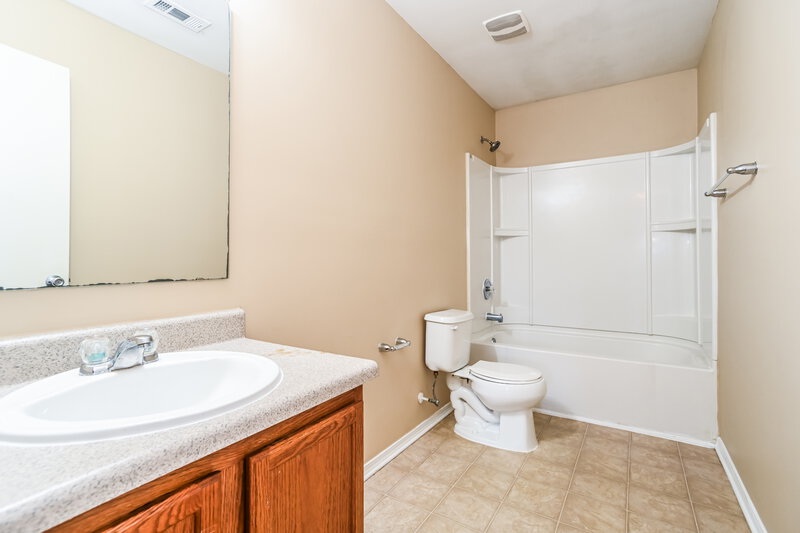 2,140/Mo, 6329 Highland Commons Rd Charlotte, NC 28269 Bathroom View