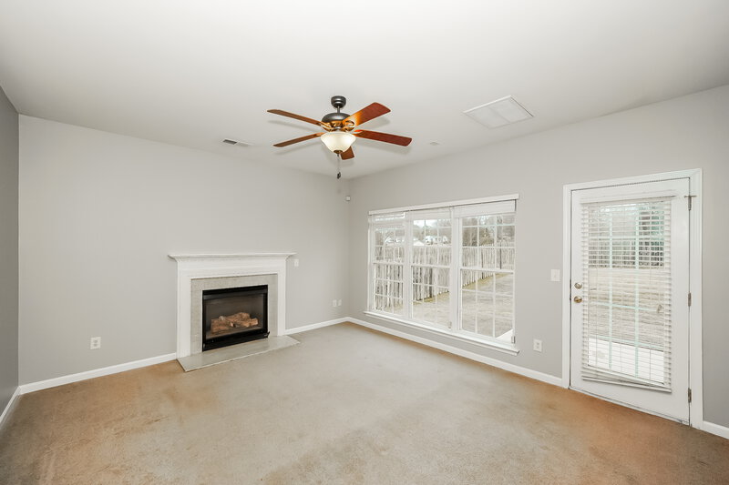 2,310/Mo, 152 Riverfront Pkwy Mount Holly, NC 28120 Living Room View