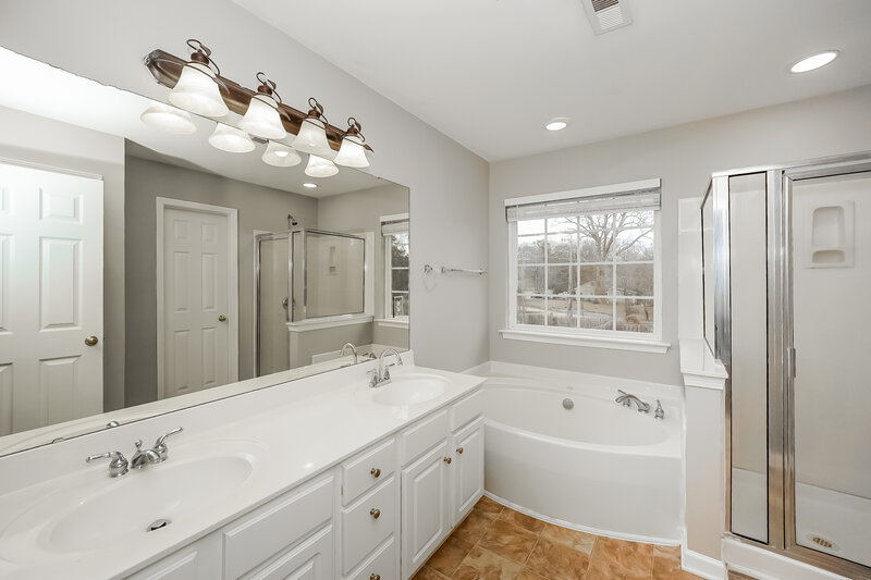 2,310/Mo, 152 Riverfront Pkwy Mount Holly, NC 28120 Main Bathroom View