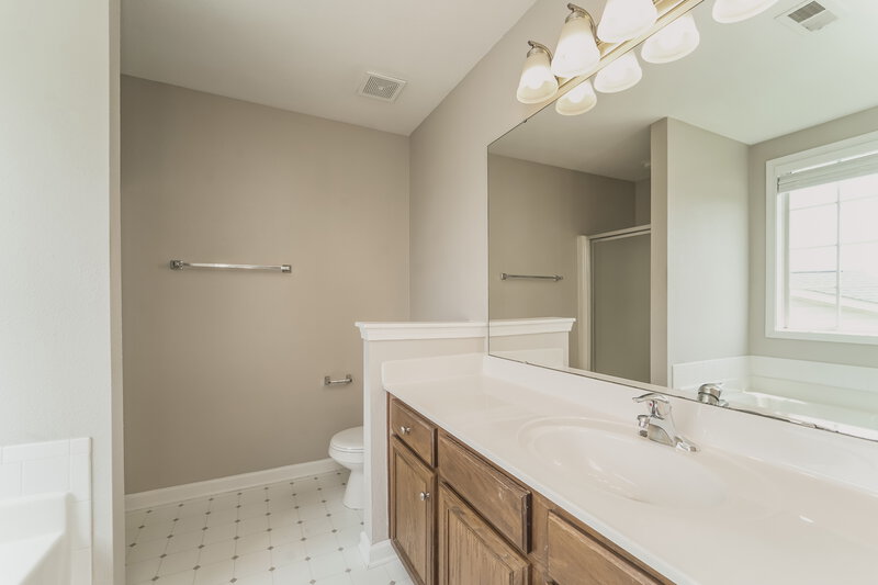2,375/Mo, 5703 Waverly Lynn Ln Charlotte, NC 28269 Main Bathroom View
