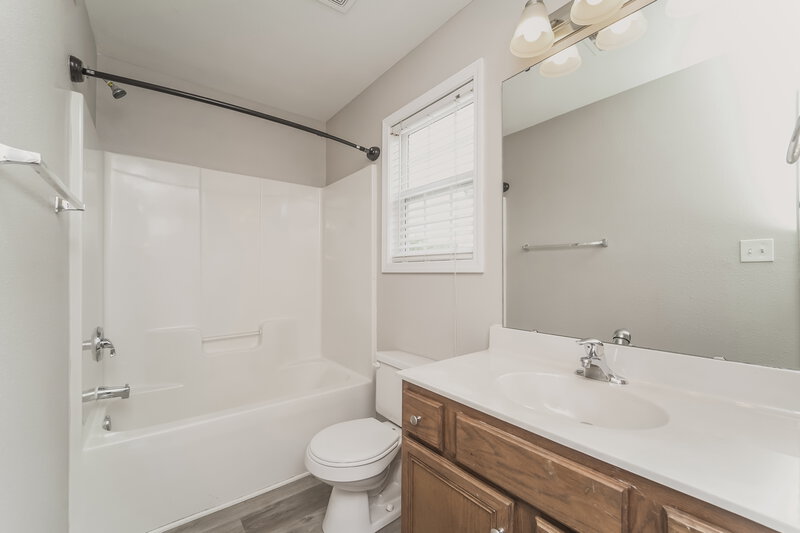 2,375/Mo, 5703 Waverly Lynn Ln Charlotte, NC 28269 Bathroom View