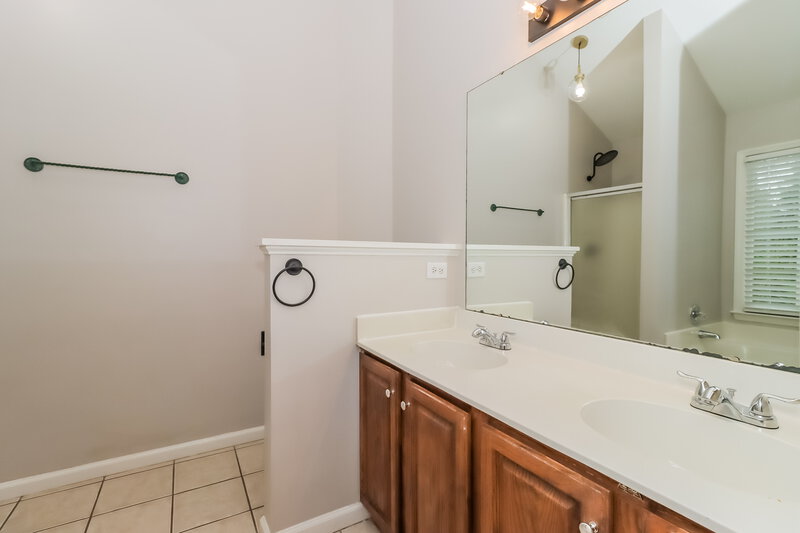 2,170/Mo, 9714 Whitewood Trl Charlotte, NC 28269 Main Bathroom View