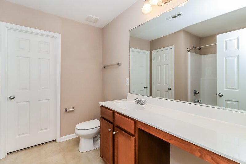 2,265/Mo, 6510 Ridgeview Commons Dr Charlotte, NC 28269 Main Bathroom View