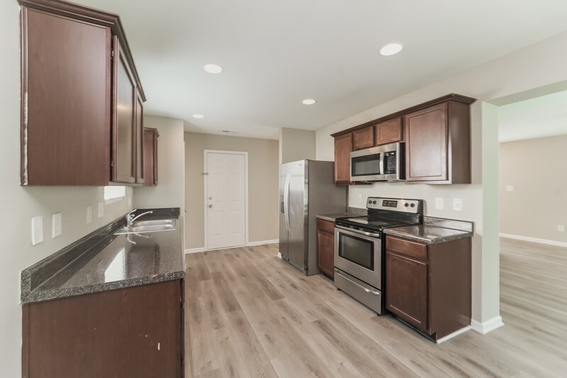 2,085/Mo, 5512 Twin Brook Dr Charlotte, NC 28269 Kitchen View 2