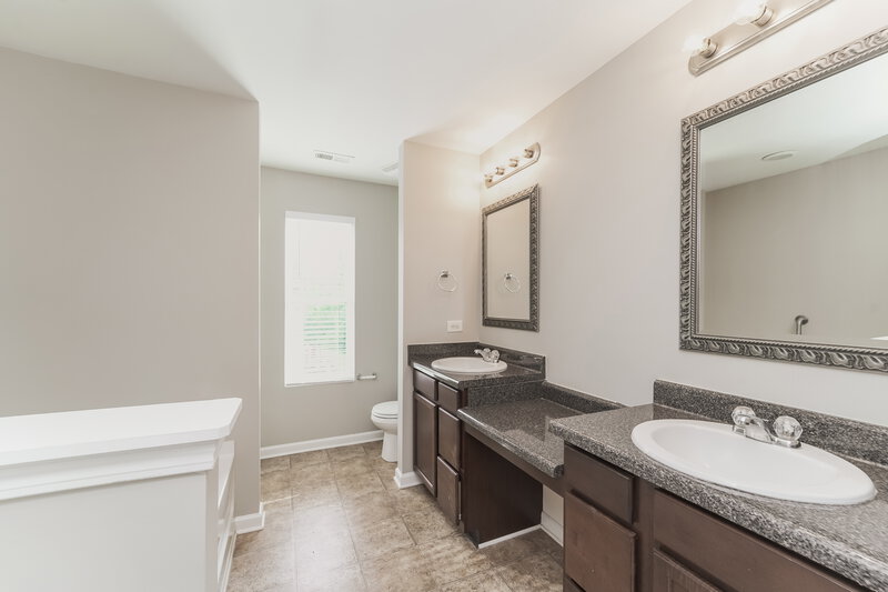 2,085/Mo, 5512 Twin Brook Dr Charlotte, NC 28269 Main Bathroom View
