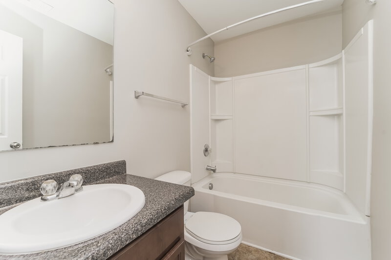 2,085/Mo, 5512 Twin Brook Dr Charlotte, NC 28269 Bathroom View