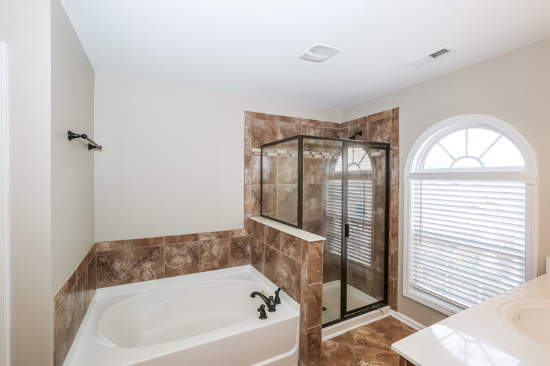 2,685/Mo, 13829 Mallard Lake Rd Charlotte, NC 28262 Main Bathroom View