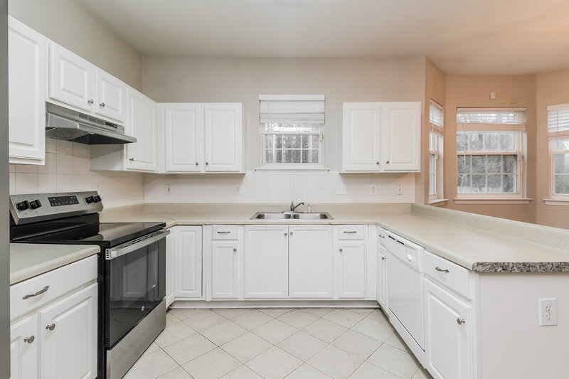 2,130/Mo, 6136 Planters Wood Ln Charlotte, NC 28269 Kitchen View 2