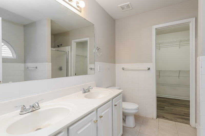 2,130/Mo, 6136 Planters Wood Ln Charlotte, NC 28269 Main Bathroom View