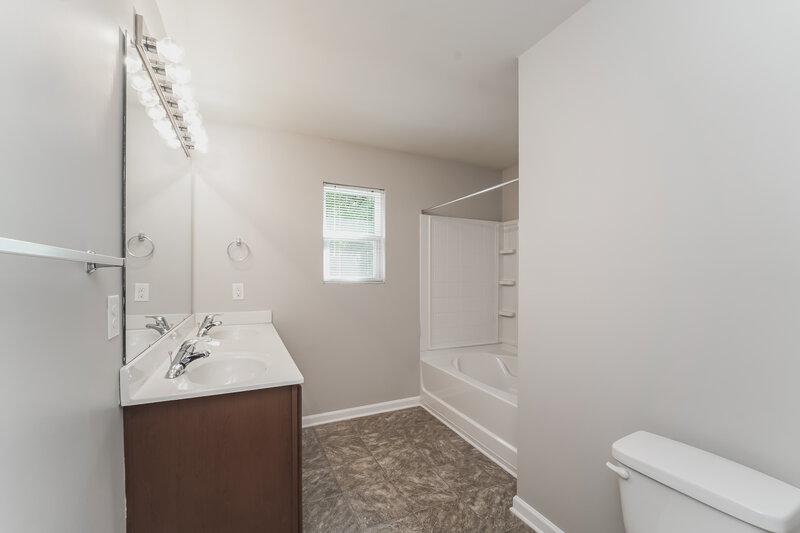 1,915/Mo, 719 Ferrell Ave Charlotte, NC 28216 Main Bathroom View