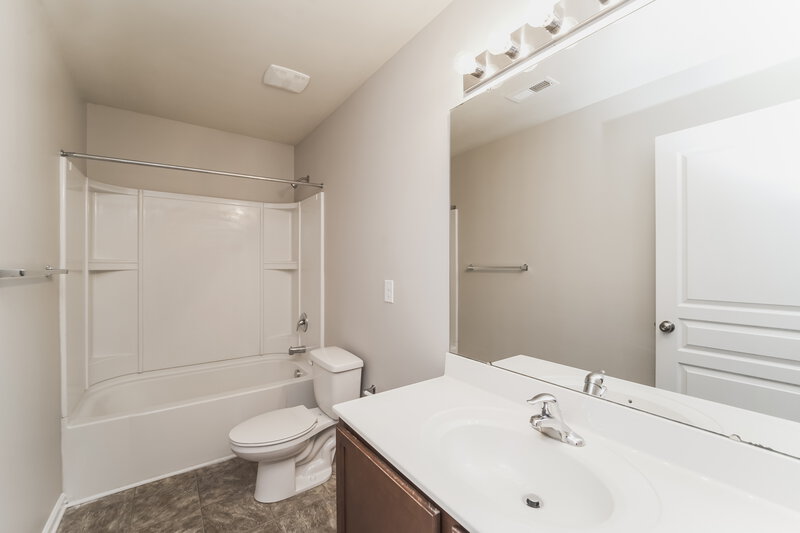 1,915/Mo, 719 Ferrell Ave Charlotte, NC 28216 Bathroom View