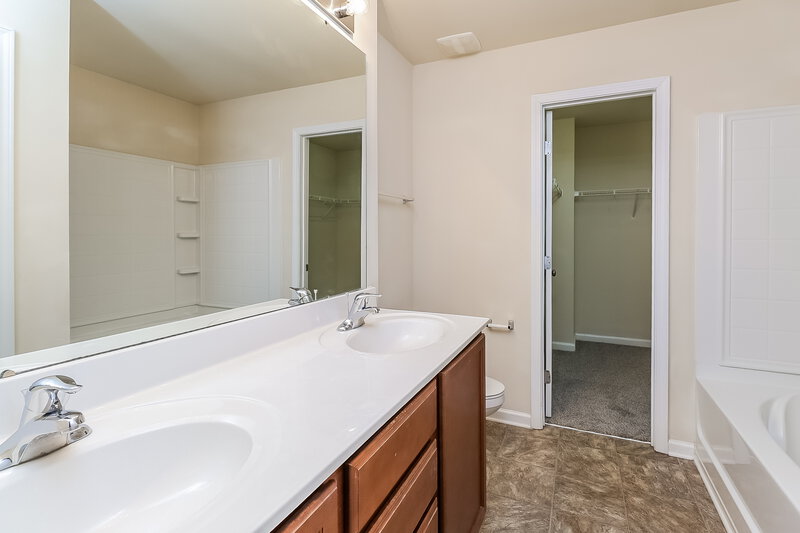 1,760/Mo, 716 Ferrell Ave Charlotte, NC 28216 Main Bathroom View