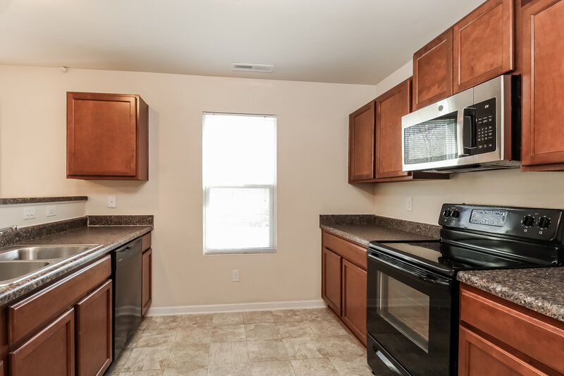 1,850/Mo, 160 Autumn Bluff Cir Mount Holly, NC 28120 Kitchen View 2