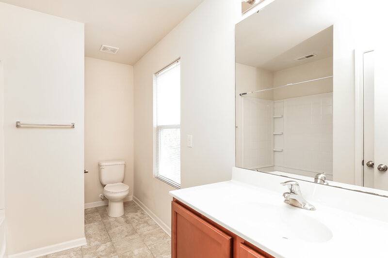 1,850/Mo, 160 Autumn Bluff Cir Mount Holly, NC 28120 Main Bathroom View