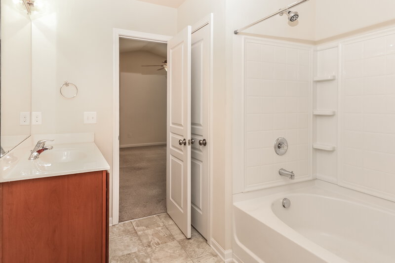 1,850/Mo, 160 Autumn Bluff Cir Mount Holly, NC 28120 Main Bathroom View 2