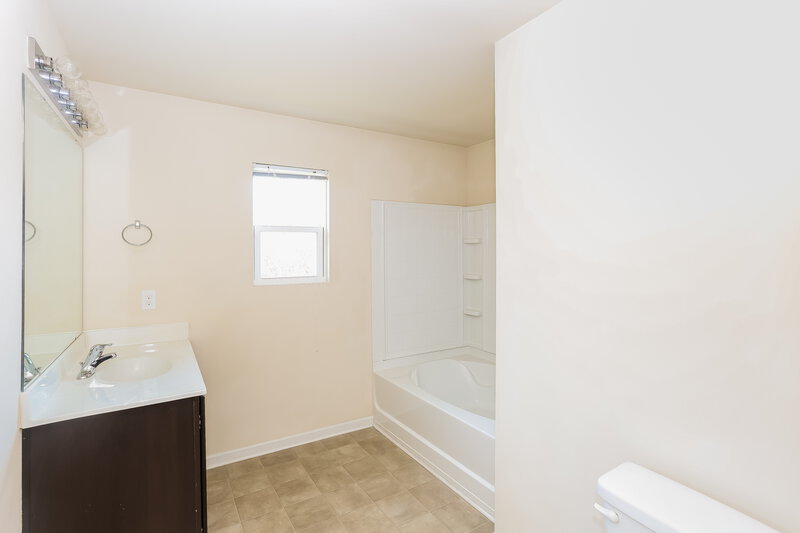 2,880/Mo, 164 Autumn Bluff Cir Mount Holly, NC 28120 Main Bathroom View
