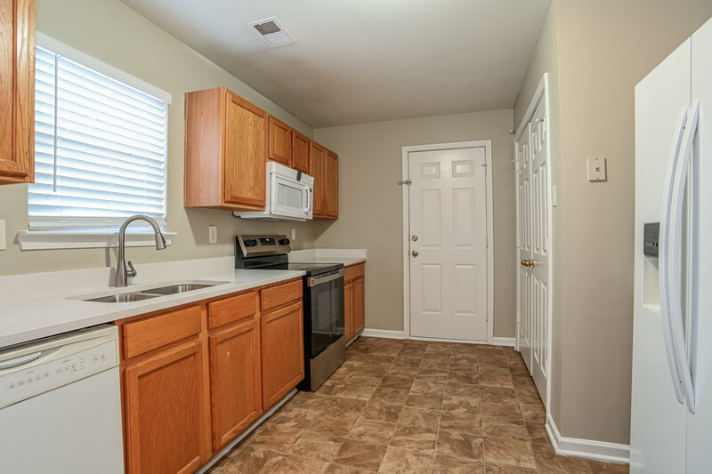 1,880/Mo, 933 Grass Hollow Ct Charlotte, NC 28216 Kitchen View 2