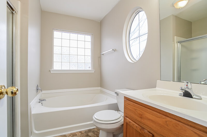 1,880/Mo, 933 Grass Hollow Ct Charlotte, NC 28216 Main Bathroom View