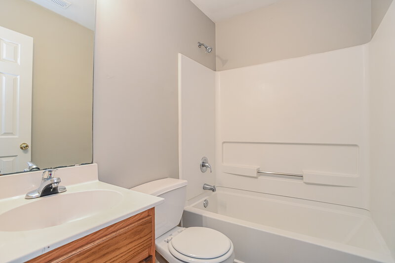 1,880/Mo, 933 Grass Hollow Ct Charlotte, NC 28216 Bathroom View