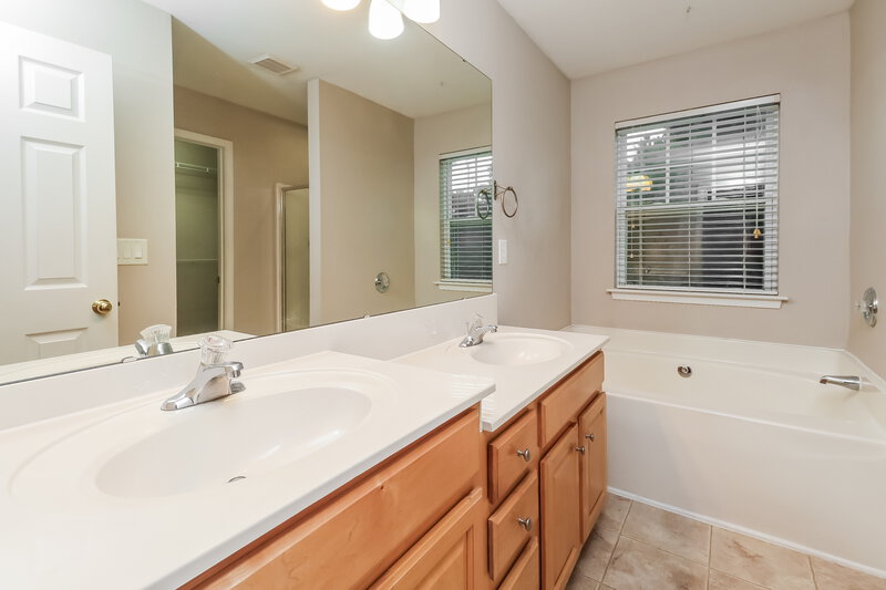 2,080/Mo, 6014 Colonial Garden Dr Huntersville, NC 28078 Main Bathroom View