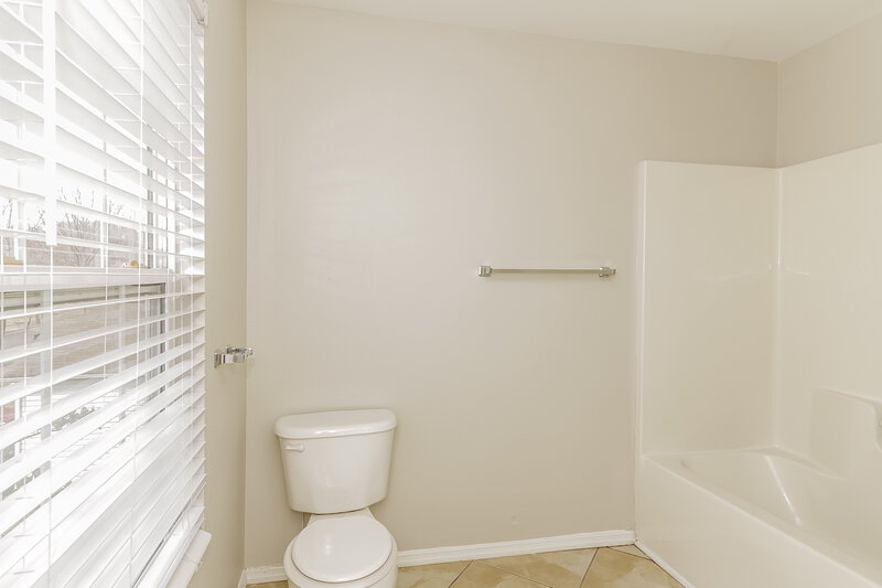 1,895/Mo, 12632 Dervish Ln Charlotte, NC 28269 Main Bathroom View