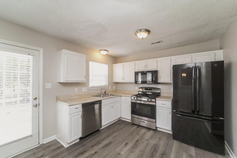 1,920/Mo, 8300 Vermilion Dr Charlotte, NC 28215 Kitchen View 2