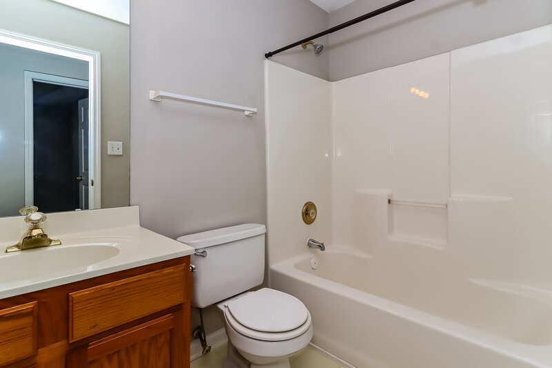 3,150/Mo, 7021 Long Run Ln Charlotte, NC 28216 Bathroom View