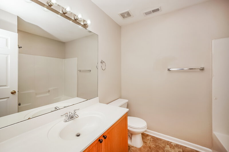 2,050/Mo, 11400 Brook Meadow Pl Charlotte, NC 28214 Bathroom View