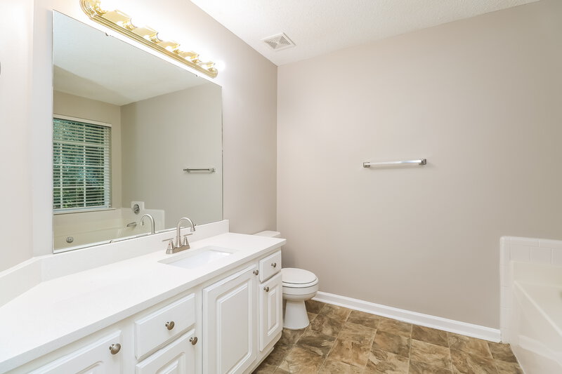 1,745/Mo, 1839 Colin Creek Ln Charlotte, NC 28214 Main Bathroom View