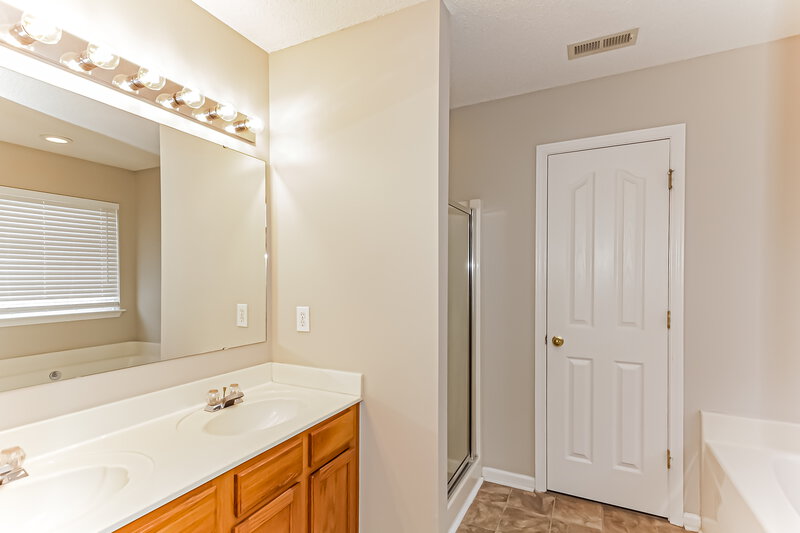 1,950/Mo, 6038 Shining Oak Ln Charlotte, NC 28269 Main Bathroom View