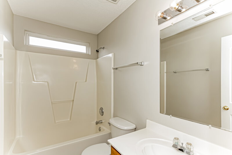 1,950/Mo, 6038 Shining Oak Ln Charlotte, NC 28269 Bathroom View