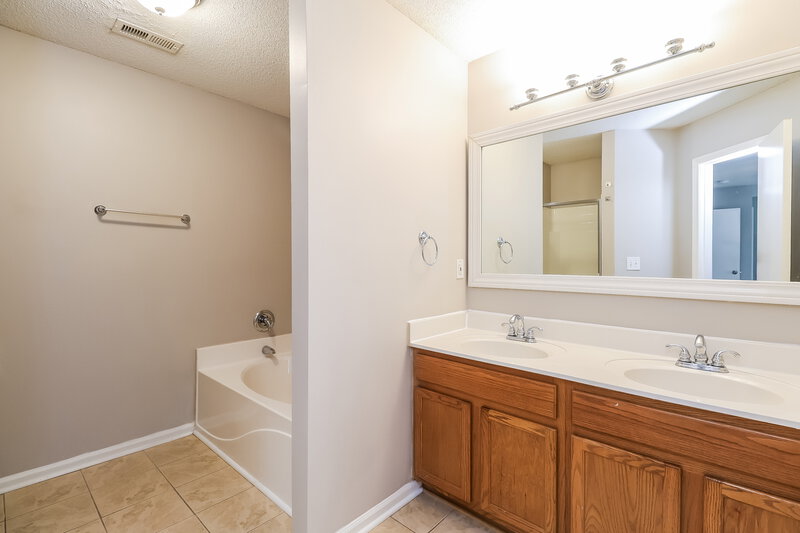 2,260/Mo, 9353 White Aspen Pl Charlotte, NC 28269 Main Bathroom View