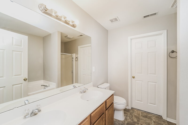 2,180/Mo, 1629 Poplar Shadow Dr Huntersville, NC 28078 Main Bathroom View