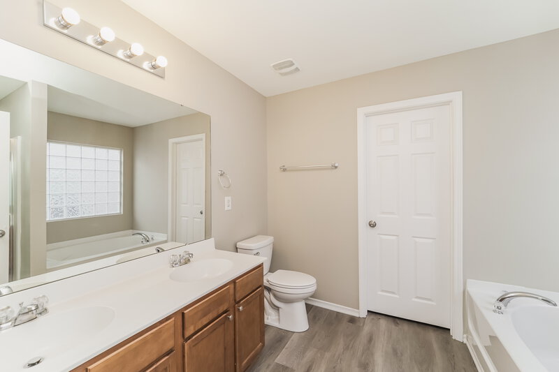 2,275/Mo, 4522 Carnfeld Ln Charlotte, NC 28215 Main Bathroom View
